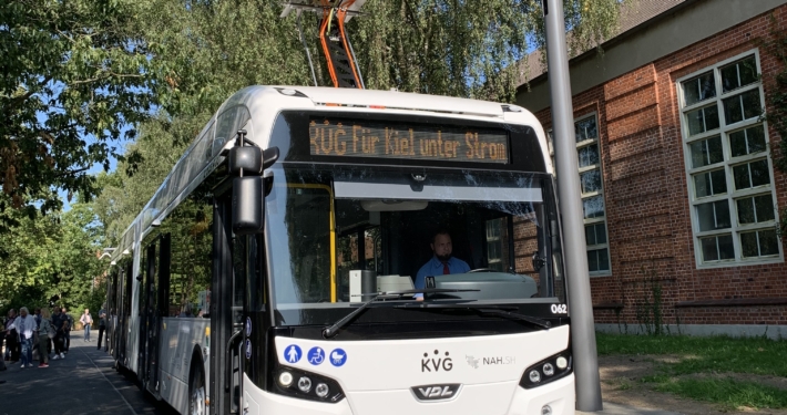 Ein E-Bus der KVG wird aufgeladen