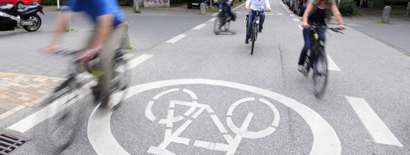 Radfahrende auf einer Fahrradstraße in Kiel