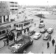 Die Straßenbahnhaltestelle Holstenbrücke im Jahr 1962 mit Blick auf den Bootshafen.