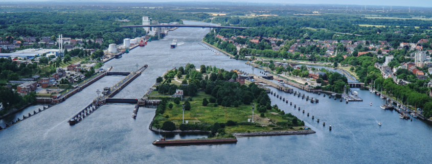 Blick aus der Luft auf die Schleuse des NOK in Kiel.