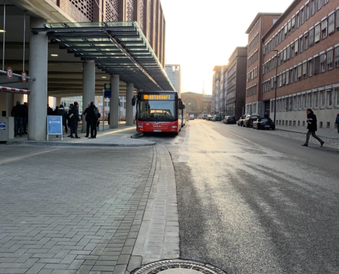 Ein Bus der Autokraft steht am Gleis des Kieler ZOB