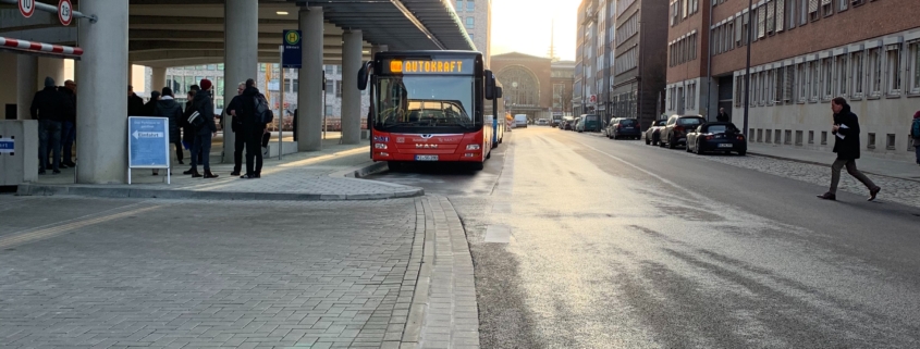 Ein Bus der Autokraft steht am Gleis des Kieler ZOB