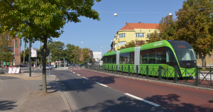 Ein BRT MalmöExpressen ist bei gutem Wetter und auf eigener Trasse in Malmö unterwegs.