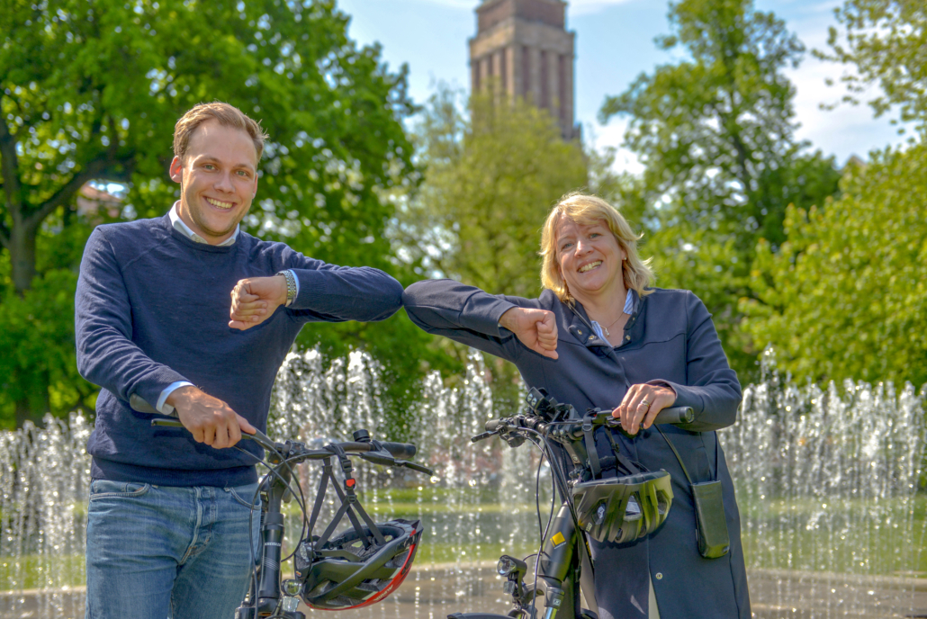 Sportamtsleiter Philip Schüller und Pressesprecherin Kerstin Graupner freuen sich im Kieler Hiroshima-Park auf das Stadtradeln 2021