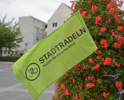 Eine Fahne von Stadtradeln auf dem Kieler Schlossplatz