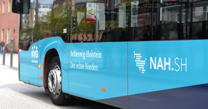 KVG Bus mit NAH.SH Logo: ÖPNV - Kiel ist Aufsteiger des Jahres