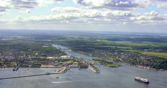 Die Schleuse des Nord-Ostsee-Kanals in Holtenau aus der Luft mit Blick Richtung Westen