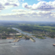 Die Schleuse des Nord-Ostsee-Kanals in Holtenau aus der Luft mit Blick Richtung Westen