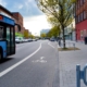 Ein Bus der KVG fährt auf der Andreas-Gayk-Straße Richtung Sophienblatt