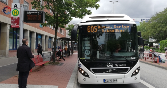 Der Schnellbus 60S an der Haltestelle Andreas-Gayk-Str.