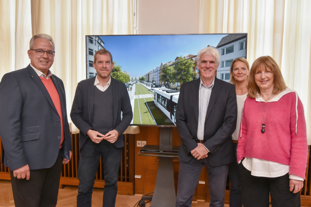Oberbürgermeister Ulf Kämpfer steht gemeinsam mit mit Vertreter*innen von Kersig Immobilien, dem Verein 